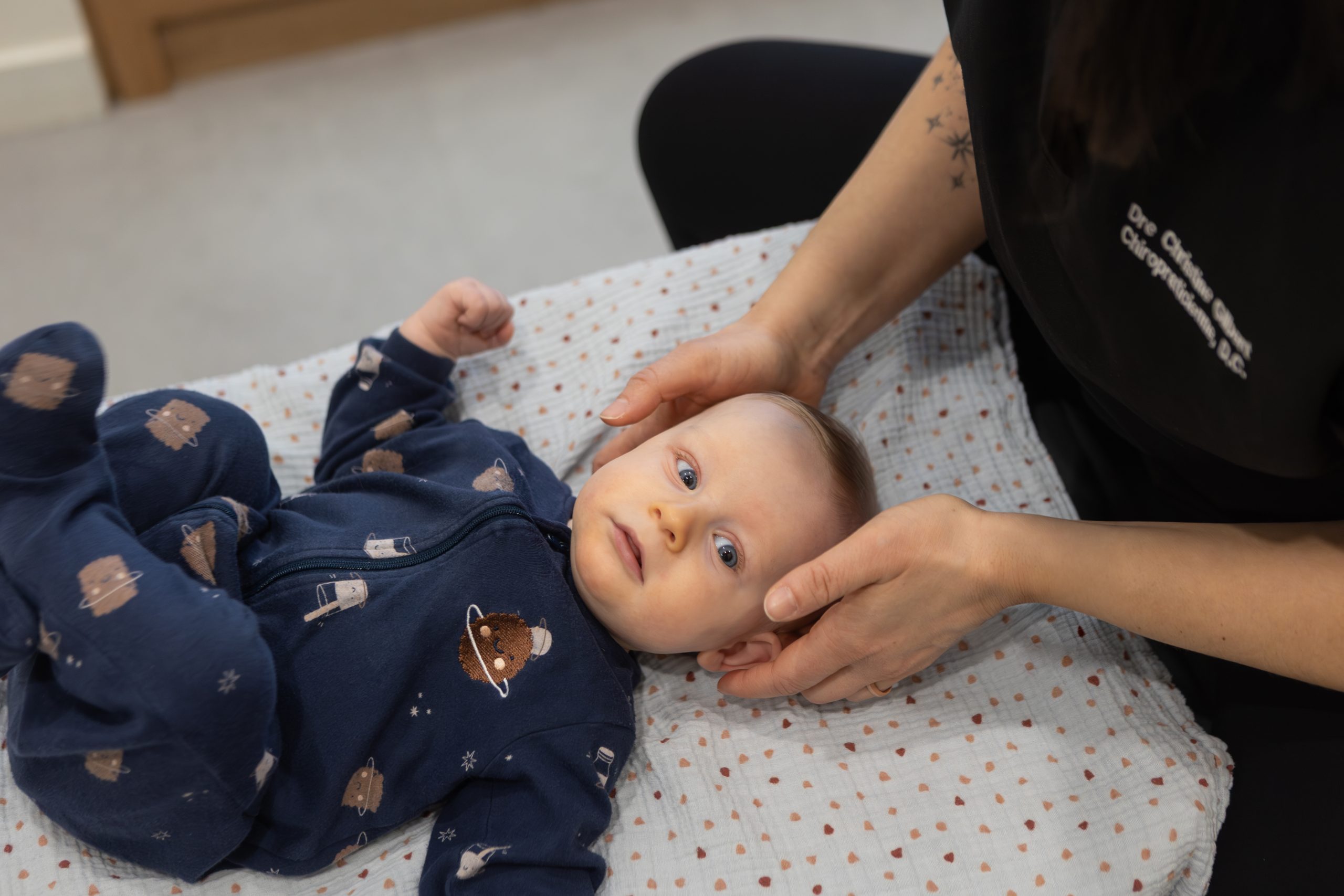 Torticolis chez le bébé : comprendre, repérer et agir tôt